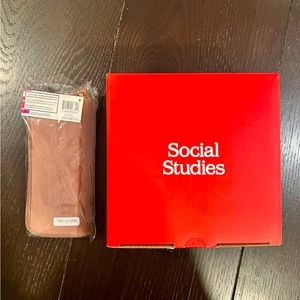 NWT* Set of 3 Nesting Bowls & Pill Organizer and Case MSRP: $69+tax reta…